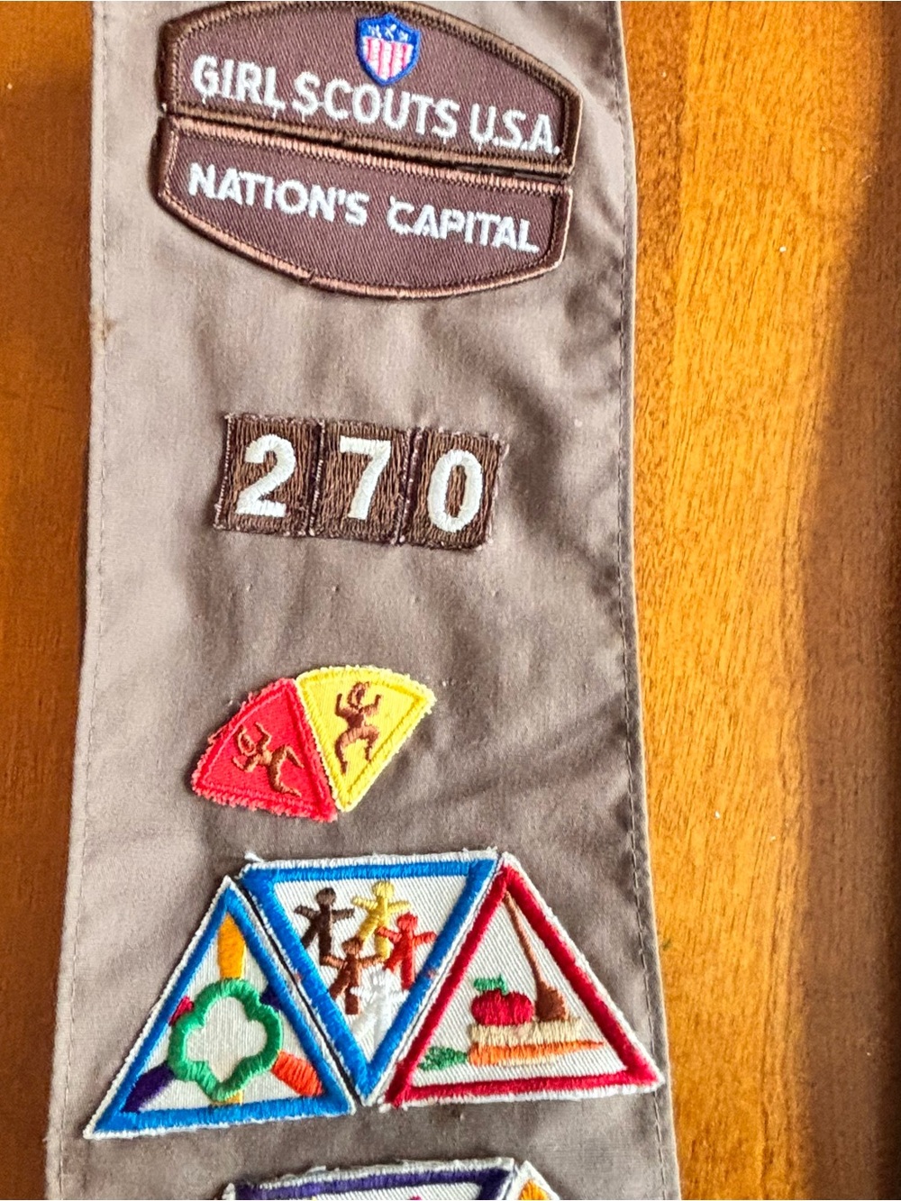 Vintage 1980s Girl Scout Brownies Sash Badges Patches Pins Felt Nations Capital - Picture 4 of 10